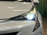 【LEDヘッドライト】悪天候や夜間走行時も良好な視界を確保し安心して運転できる高輝度LEDヘッドライトを装備!点灯速度が早く、消費電力も抑えられています。