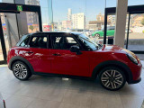 飛行機のコックピットをイメージした運転席!乗っているだけで楽しくなってきます。MINI小倉までご連絡ください!!