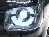 【LEDヘッドライト】悪天候や夜間走行時も良好な視界を確保し安心して運転できる高輝度LEDヘッドライトを装備!点灯速度が早く、消費電力も抑えられています。