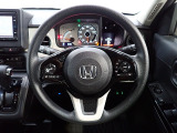 ハンドル左側にはオーディオ操作が出来るオーディオリモートコントロールスイッチ、右側にはHonda SENSINGとオートクルーズコントロールのスイッチを装備!
