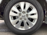 純正アルミホイールです。足元が引き立つので、車全体のイメージがアップしますよ