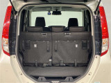 トランク収納スペースをご確認ください。荷物の積み下ろしがしやすい広さを確保しており、日常使いからレジャーまで幅広く活用できます。