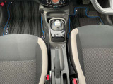 シフト廻り。純正フロアマット付き