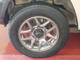 アルミホイール付!鉄ホイールと違って軽いので燃費にも影響してきます。ガソリンの高騰に少しは貢献します!足元がきまります。
