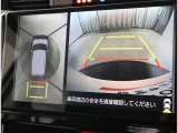 パノラミックビューモニター付きです。車両を上から見たような映像をディスプレイオーディオ画面に表示。運転席からの目視だけでは見にくい、車両周辺の状況をリアルタイムでしっかり確認できます。