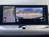 アラウンドビューモニターは前方や側面を映し出すことも可能ですので発進時の確認や幅寄せ離合時などにとても便利です。