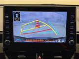 バックガイドモニター付きです。車の後方に小型カメラが付いており、バックする際の後方の様子をモニター上に表示します。