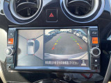 車を真上から見ているように、周囲の状況を把握しながら安心して駐車が行えるアラウンドビューモニター装備!