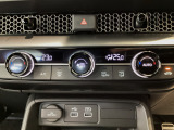 オートエアコンは左右席で独立温度コントロールが可能です。運転席はキンキンに冷やして助手席はマイルドにと言った設定が可能です☆暑さ寒さでケンカすることもなくなりますね♪