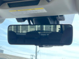 【スマートリヤビューミラー】後席の大きな荷物や同乗者で後方が確認しづらい時でも安心!カメラが撮影した車両後方の映像をルームミラー内に表示。クリアな視界で状況の確認が可能です!