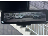 スマート・ルームミラーは、車両後方のカメラ映像をミラー面に映し出すので、荷室に積んだ大きな荷物などが写り込んで見にくくなりがちな車内状況や、天候などに影響されずいつでもクリアな後方視界が得られます。