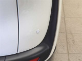 コーナーセンサーを車の前後に装備。障害物までの距離に応じて警告音を変えてお知らせ。縦列駐車時や駐車場・車庫などでの取り回しをサポートします。詳細は販売店スタッフまでおたずねください。