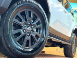 【純正18インチアルミホイール】外観にマッチした純正アルミホイールを装着しております。各種社外アルミホイールや、スタッドレスタイヤも取扱いしております。是非ご相談ください♪