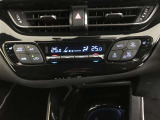 左右独立温度コントロールフルオートエアコンです。運転席、助手席それぞれで独立して温度設定ができます。冷え性の方が乗っても安心ですね♪