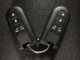 スマートキーを装備しています☆カギをカバンやポケットに入れて頂いた状態でドアロックの開閉やエンジンスタートをして頂けますよ!とても便利な装備です!