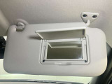 【運転席サンバイザー】鏡が付いているのでメイク直しなどにも便利★
