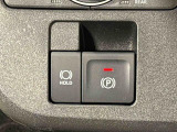 指先だけで簡単に操作が可能な電動パーキングブレーキを採用。「HOLD」スイッチを押すと、渋滞や信号待ちなどでブレーキペダルから足を離しても、ブレーキを保持するので安心です