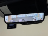 【デジタルインナーミラー】後方に設置されたカメラの映像がルームミラー型の液晶画面に送出されます。トランク内の荷物が満載でも、視界が妨げられることはありません。