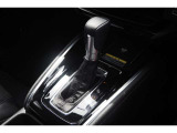 ハンドルに近い位置で運転席からも見やすく操作しやすいインパネシフト。パッと見ただけで、どのギアに入っているのかが判断しやすいところもイイですね!
