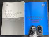 メンテナンスノート【点検整備記録簿・保証書】、取説も揃っています。スマートキーはバッグなどにしまったままボタン操作でエンジンの始動・停止ができて大変便利です。