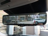 車体に装備したカメラによる後方映像が、ルームミラーに映し出されます。後席に人が座っていても、ラゲッジスペースに荷物を満載していても、車両後方の様子をはっきりと確認できます。