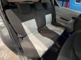 後部座席も気になるようなキズ・汚れやへたり等、大きなダメージはなく、良好な状態です。