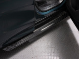 ディーラーオプションの電動サイドステップを装備しております。負担が少なく乗降が可能になります。ルーフへのアクセスも良くなるため、キャリアを付けたときや洗車時にも足場として使えます。