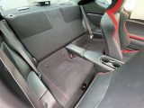 【後部座席】も当然、綺麗・清潔に仕上げております。内装の綺麗なお車は気持ちが良いですし、コンディションのいい車が多いです。これもオススメの1台です。