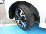 15インチ純正アルミ装着で、タイヤ溝も十分あります!