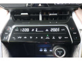 運転席と助手席、それぞれ温度調節ができ、オールシーズン快適なオートエアコンとなっております!