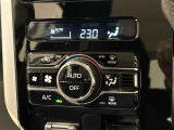 AUTOエアコンを装備しています♪室内の温度を設定するとセンサーが室温を感知して、温度、風量を自動的にコントロ-ルして快適な空間を作ってくれます!