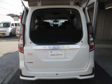 後方にスペースが少なくてもガラスハッチのみ開けて荷物の積み下ろしが可能です。