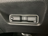 ハンドルの左下にETCがついています。高速道路の料金所の通過も楽々です。 カードの取り出しもしやすい場所についています。