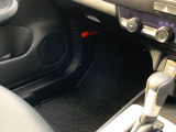 助手席の足元です。一緒に乗る方もリラックスしてお乗りいただける構造です