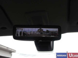 インテリジェント ルームミラーは、車両後方のカメラ映像をミラー面に映し出すので、車内の状況や、天候などに影響されずいつでもクリアな後方視界が得られます。