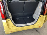 後席を倒さなくても、ゆとりある荷室。