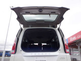 デュアルバックドア(バックドアの約半分の開閉スペ-スで荷物の出し入れが可能)狭い駐車場など便利な装備です!