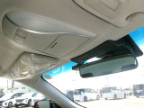 スッキリした配列の天井です。もちろんルームミラー付きですので、後方確認ができます。