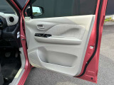 乗り降りで多く使用する運転席ドアですが、目立った傷や汚れもなく綺麗です!