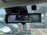 車体の後部にカメラがついていて、その映像がルームミラー内のモニターに表示します。人や荷物などで視界が遮られた時なども確認がしやすいです。