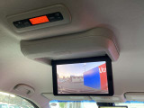 後席フリップダウンモニター装備。2、3rdシートに乗車の方がTV・ブルーレイの視聴ができます