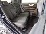 リアシートはシートを前後にスライドさせることが出来るので、足元を広くしたり、荷物が多い時は荷室スペースを広くとることも出来ます☆