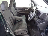 フロントシートはベンチシートで運転席と助手席の移動が楽々です。シートの高さも調整でき真ん中にはアームレストも装備されています!