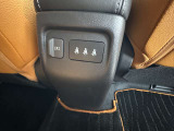 後部座席側にもUSB差込口がございます★