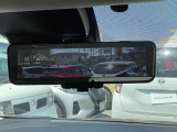 車両後方のカメラ映像をルームミラーに映し出し、後席に乗車していたり積載物などで後方視界が遮られることを軽減しています