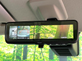 【デジタルインナーミラー】後席の大きな荷物や同乗者で後方が確認しづらい時でも安心!カメラが撮影した車両後方の映像をルームミラー内に表示。クリアな視界で状況の確認が可能です!
