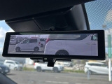 【デジタルルームミラー】車両後方カメラの映像をルームミラーに映すことが出来ます。 そのため、後席に人や荷物があって後方が見えづらい場合でもしっかり視界を確保することが出来ます。