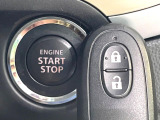【キーレススタートシステム】カバンやポケットに入れたままでもドアの施錠・解錠が可能なスマートキーを装備。エンジンのオン・オフ時もカギを取り出す必要が無いからとっても便利です♪