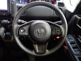 ハンドル左側にはオーディオ操作が出来るオーディオリモートコントロールスイッチ、右側にはHonda SENSINGとオートクルーズコントロールのスイッチを装備!