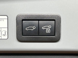 【パワーバックドア】スマートキーや運転席のボタンを押すだけでリアゲートが自動で開閉します!荷物を持っている時や、高い位置にあるバックドアを閉める際に便利な機能です♪
